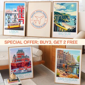 Op de afbeelding: Set van vijf ingelijste kunstprints met reisthema. De prints tonen illustraties van Lissabon, Big Sur, Quebec City en Amsterdam. E&eacute;n print heeft een Travel House Design-logo. De prints worden op een bed en op de vloer getoond.