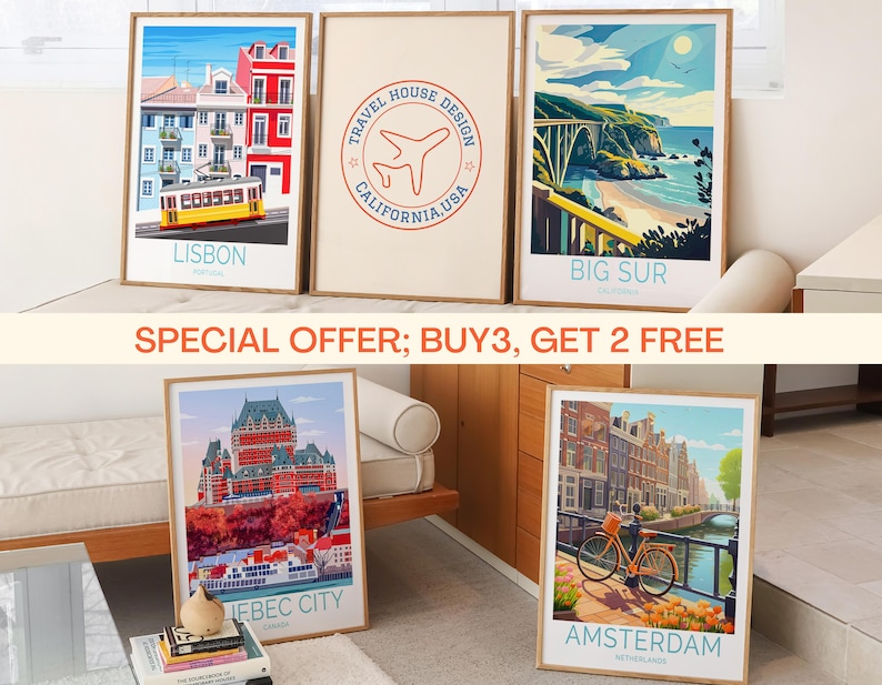 Op de afbeelding: Set van vijf ingelijste kunstprints met reisthema. De prints tonen illustraties van Lissabon, Big Sur, Quebec City en Amsterdam. E&eacute;n print heeft een Travel House Design-logo. De prints worden op een bed en op de vloer getoond.