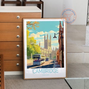 K&ouml;nnte beinhalten: Ein Vintage-Reiseposter mit einer farbenfrohen Illustration einer Stra&szlig;enszene in Cambridge, England. Das Poster zeigt einen Doppeldeckerbus, eine Kirche und B&auml;ume. Der Text "CAMBRIDGE ENGLAND" befindet sich am unteren Rand des Posters.