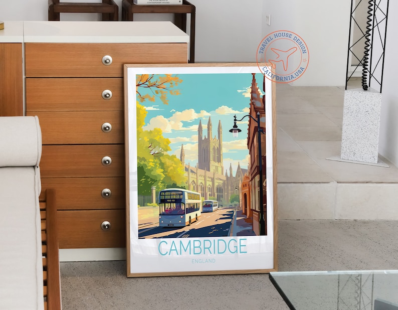 K&ouml;nnte beinhalten: Ein Vintage-Reiseposter mit einer farbenfrohen Illustration einer Stra&szlig;enszene in Cambridge, England. Das Poster zeigt einen Doppeldeckerbus, eine Kirche und B&auml;ume. Der Text "CAMBRIDGE ENGLAND" befindet sich am unteren Rand des Posters.