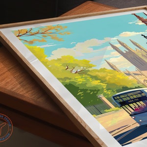 K&ouml;nnte beinhalten: Ein Vintage-Reiseposter mit einem wei&szlig;en Doppeldeckerbus, der eine Stra&szlig;e entlangf&auml;hrt, im Hintergrund ein hohes Kirchengeb&auml;ude. Das Poster hat einen blauen Himmel mit wei&szlig;en Wolken und gr&uuml;nen B&auml;umen. Der Bus hat die Nummer 708-421 an der Seite.