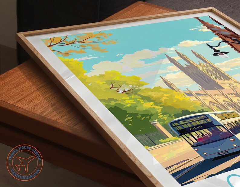 K&ouml;nnte beinhalten: Ein Vintage-Reiseposter mit einem wei&szlig;en Doppeldeckerbus, der eine Stra&szlig;e entlangf&auml;hrt, im Hintergrund ein hohes Kirchengeb&auml;ude. Das Poster hat einen blauen Himmel mit wei&szlig;en Wolken und gr&uuml;nen B&auml;umen. Der Bus hat die Nummer 708-421 an der Seite.