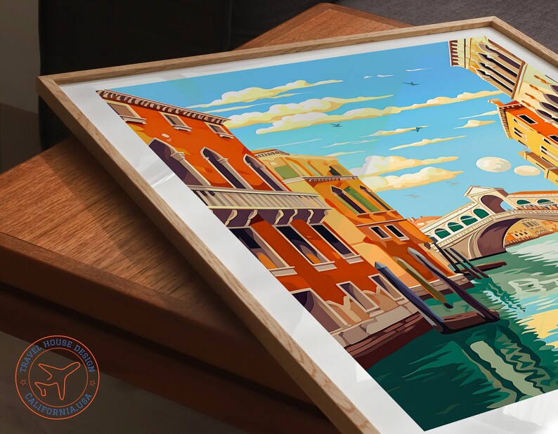 Puede incluir: Una ilustraci&oacute;n colorida de un canal en Venecia, Italia. La imagen presenta un puente, edificios y un cielo azul con nubes blancas.