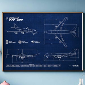 以下が含まれることがあります： ボーイング747-400の設計図で、航空機の詳細な図面が白い線で描かれ、濃い青色の背景に配置されています。 金色のフレームには、エンジンの仕様を含む技術図面が収められています。