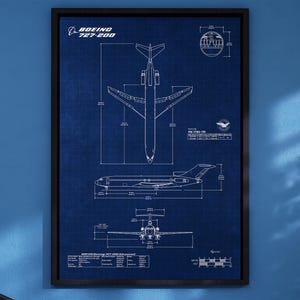 Może przedstawiać: Oprawiony plan samolotu Boeing 727-200. Szczegółowy rysunek techniczny, w kolorze białym, umieszczony jest na ciemnoniebieskim tle. Wydruk zawiera widoki z góry, z boku i z przodu, wraz z wymiarami i logo Boeinga.