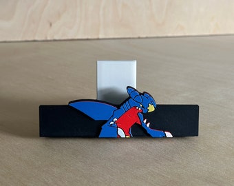 Könnte beinhalten: Eine schwarze und blaue Handyhülle mit einer roten und gelben Comicfigur.