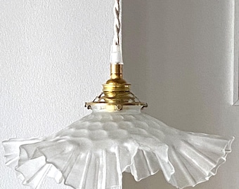ヴィンテージの白と透明ガラスのランプシェードのペンダントライト