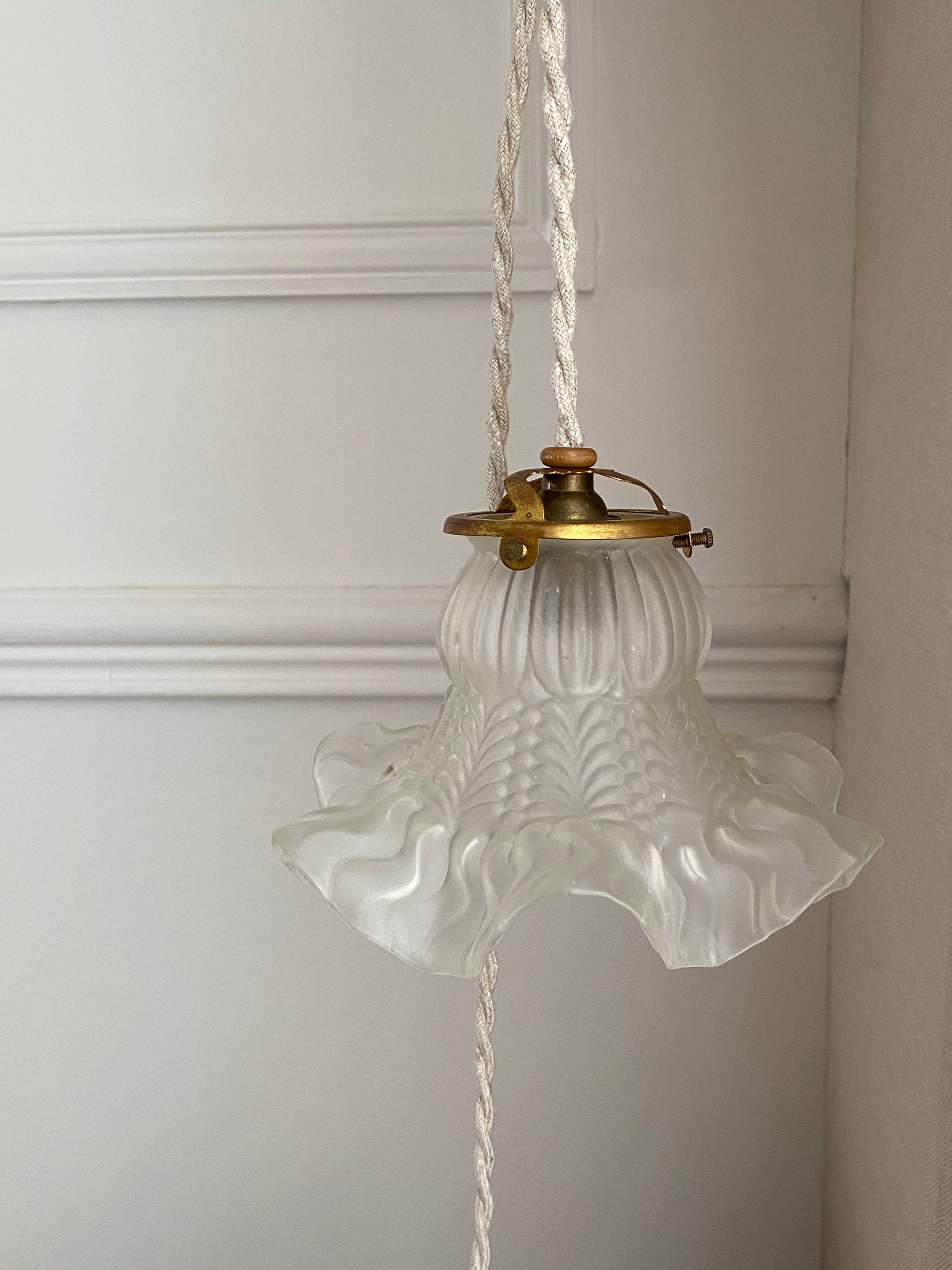 Lampe baladeuse suspension en verre moulé vintage forme tulipe