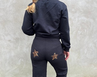 Pantalones deportivos con estampado de leopardo y estrellas