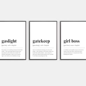 Peut inclure: Trois impressions d'art mural imprimables en noir et blanc avec les définitions des mots "gaslight", "gatekeep" et "girl boss".