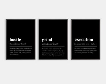 Puede incluir: Tres impresiones de arte de pared imprimibles en blanco y negro con las palabras "hustle", "grind" y "execution" definidas en un estilo de diccionario.