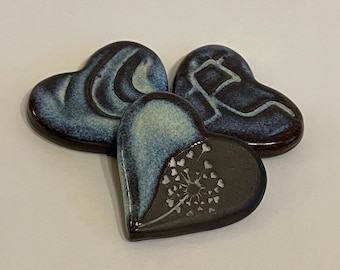 Conjunto de corazones de arcilla de gres hechos a mano, regalo de recuerdo, reconocimiento del duelo y analogía.