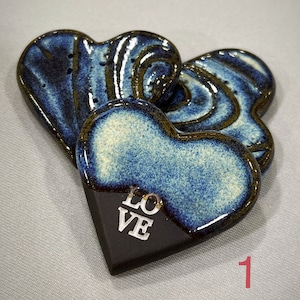 Le coeur symbolique d'argile avec le chagrin est comme une brique dans votre carte d'analogie de poche, pierre de cimetière, coeur de poche du souvenir, cadeau de carte de condoléances