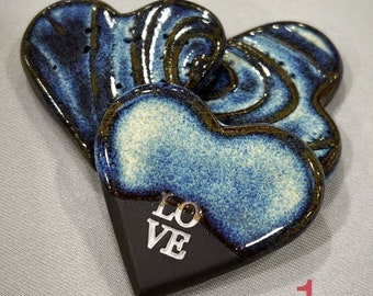 Conjunto de corazones de arcilla de gres hechos a mano, regalo de recuerdo, reconocimiento del duelo y analogía.