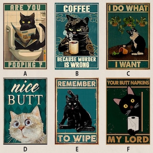 Puede incluir: Seis carteles coloridos con refranes humorísticos sobre gatos. Los carteles presentan gatos negros, un gato blanco y negro y un gato atigrado. Los carteles tienen un aspecto vintage con un marco de madera desgastado.