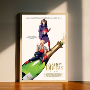 Könnte beinhalten: Filmplakat für "Absolutely Fabulous: The Movie" mit zwei Frauen in glamourösen Outfits, die auf einer Champagnerflasche stehen. Der Text "LONDON'S MOST FABULOUS FUGITIVES ARE ON THE RUN..." befindet sich oben auf dem Plakat.