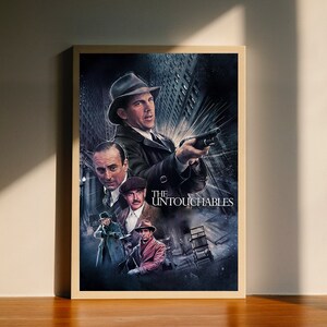 Puede incluir: Un póster de película vintage para la película "Los intocables" con cuatro hombres en traje y fedora. El póster tiene un fondo azul oscuro con una ciudad en el fondo.