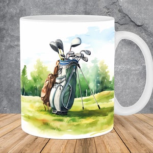 Peut inclure: Une tasse en céramique blanche avec une illustration aquarelle d'un sac de golf avec des clubs sur un terrain de golf vert.