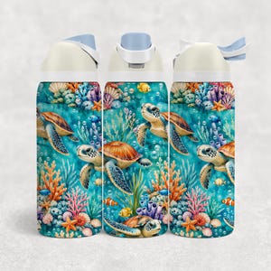 Puede incluir: Una botella de agua reutilizable con tapa azul claro y tapón blanco, que presenta una vibrante escena submarina con tortugas marinas, coloridos arrecifes de coral, varios peces tropicales y burbujas sobre un fondo turquesa.