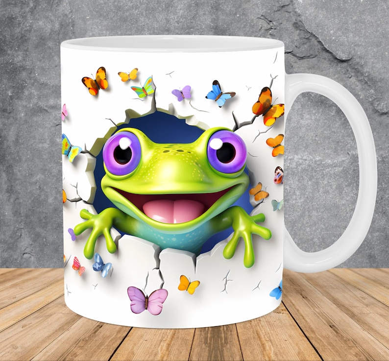 K&ouml;nnte beinhalten: Eine wei&szlig;e Keramiktasse mit einem bunten Comic-Frosch, der aus einer rissigen Wand schaut. Der Frosch hat gr&uuml;ne Haut, violette Augen und ein breites L&auml;cheln. Die Wand ist von bunten Schmetterlingen umgeben.