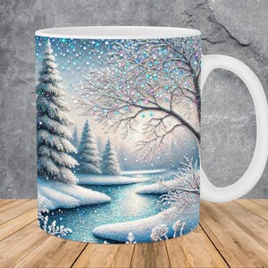 Puede incluir: Taza de cerámica blanca con un diseño de paisaje invernal. La obra de arte representa una escena nevada con un río, árboles y nieve cayendo. El diseño está en tonos de azul, blanco y plata, creando una sensación serena y festiva.