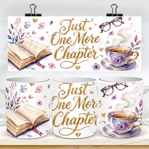 Könnte beinhalten: Ein weißer Keramikbecher mit einem Aquarellmotiv, das ein aufgeschlagenes Buch, eine dampfende Blumentasse und eine Brille zeigt. Der Schriftzug "Just One More Chapter" ist in goldener Schrift gehalten, ergänzt durch kleine lila Blüten.