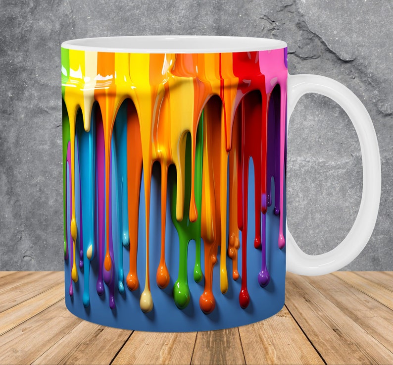 Pu&ograve; includere: Una tazza in ceramica bianca con un design a goccia di vernice colorata. La tazza presenta un arcobaleno di colori, tra cui rosso, arancione, giallo, verde, blu, indaco e viola, che gocciolano lungo il lato della tazza. Le gocce di vernice sono realistiche e creano un design vibrante e accattivante.