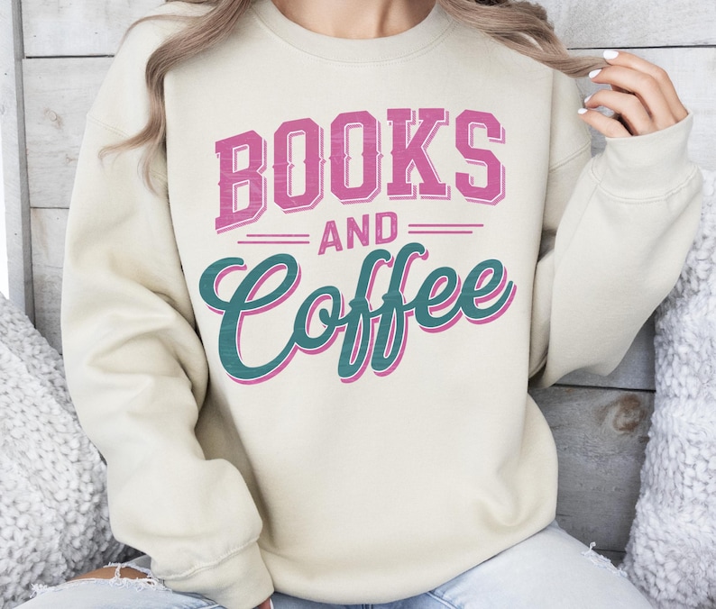 Pu&ograve; includere: Felpa beige con la scritta "BOOKS AND Coffee" in rosa e verde acqua. Il testo &egrave; centrato sul davanti. La felpa ha maniche lunghe e girocollo.