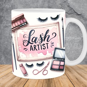 Könnte beinhalten: Weiße Keramiktasse mit einem rosa und schwarzen Design mit dem Text "Lash Artist" und Illustrationen von Wimpern, Make-up-Pinseln und Lidschattenpaletten.