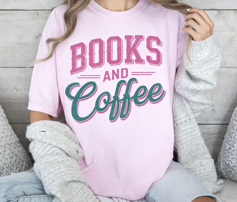 Pu&ograve; includere: T-shirt rosa chiaro con la scritta "BOOKS AND COFFEE" in rosa e verde acqua. La maglietta &egrave; in stile casual, adatta per l'uso quotidiano. Il testo &egrave; in un carattere leggibile.