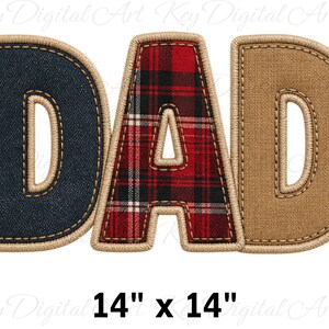 Könnte beinhalten: Eine gestickte Applikation mit dem Wort DAD. Der Buchstabe D ist aus dunkelblauem Jeansstoff, der Buchstabe A aus rot-schwarzem Schottenkaro und das letzte D aus beigem Jute-Stoff. Jeder Buchstabe hat einen dicken beigen Rand. Text 14 x 14 inches unten.
