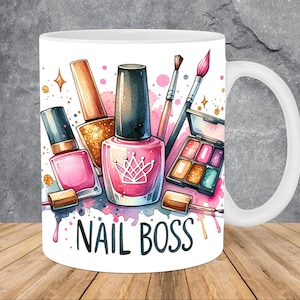 Könnte beinhalten: Weiße Keramiktasse mit einer bunten Illustration von Nagellackflaschen, Make-up-Pinseln und einer Lidschattenpalette. Der Text "NAIL BOSS" ist auf die Tasse gedruckt.