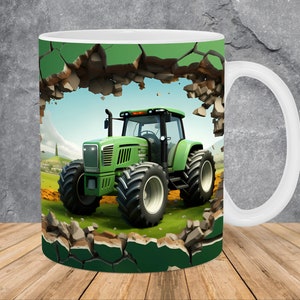 Op de afbeelding: Een groene tractor breekt door een gebarsten muur, met een groen grasveld en blauwe lucht op de achtergrond. De tractor heeft een groot voorwiel en een kleiner achterwiel. De muur is gemaakt van grijze en bruine stenen.