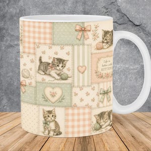 Può includere: Una tazza in ceramica bianca con un motivo in stile patchwork dai colori pastello tenui, tra cui pesca, verde salvia e crema. Il design presenta illustrazioni di gattini, gomitoli di lana, fiocchi, cuori e motivi floreali con il testo Life is better with KITTENS.