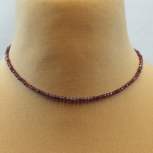 Halskette mit facettiertem rotem Granat, Größe 3 mm, und einem Verschluss aus 925er Silber, Länge 40 - 45 cm, Choker