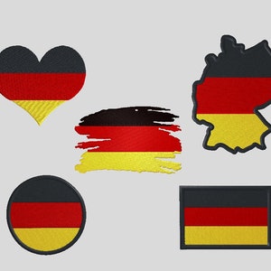 Könnte beinhalten: Fünf verschiedene gestickte Aufnäher mit der deutschen Flagge in verschiedenen Formen, darunter ein Herz, ein Kreis, ein Rechteck, ein abgenutztes Rechteck und die Umrisse Deutschlands.