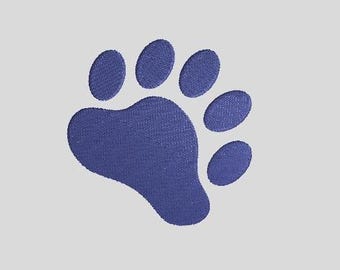 Op de afbeelding: Een donkerblauw geborduurde pootafdruk-patch met een grote centrale voetzool en vier kleinere ovale tenen die in een boog erboven zijn geplaatst. Het ontwerp heeft een zichtbare textielstructuur met dichte stiksels over de gehele vorm.