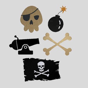 Könnte beinhalten: Ein Set mit fünf Bügelbildern zum Thema Piraten. Die Patches beinhalten einen Totenkopf mit Knochen, einen Totenkopf mit Augenklappe, eine Kanone, eine Bombe und gekreuzte Knochen.