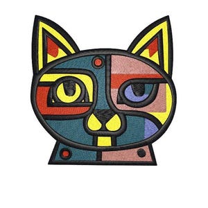 Könnte beinhalten: Ein gesticktes Katzen-Gesicht im geometrischen, abstrakten Stil. Das Design hat eine schwarze Umrandung mit Abschnitten, die mit verschiedenen Farben gefüllt sind, darunter Gelb, Rot, Blau und Rosa. Die Augen der Katze sind gelb und blau, und die Ohren sind gelb mit roten Akzenten.