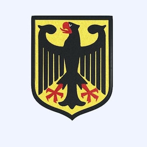 Könnte beinhalten: Gestickter Aufnäher mit dem deutschen Wappen. Das Design zeigt einen schwarzen Adler mit rotem Schnabel und Krallen auf gelbem Grund in einem schwarz umrandeten Schild.