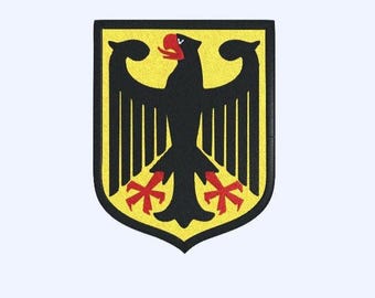 Könnte beinhalten: Gestickter Aufnäher mit dem deutschen Wappen. Das Design zeigt einen schwarzen Adler mit rotem Schnabel und Krallen auf gelbem Grund in einem schwarz umrandeten Schild.