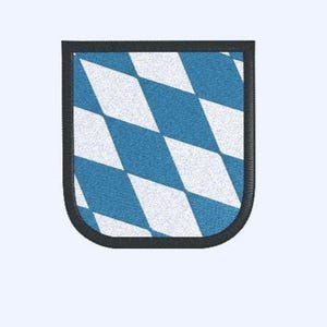 Könnte beinhalten: Ein Aufnäher mit blau-weißem Rautenmuster und schwarzem Rand. Der Aufnäher hat eine Schildform mit abgerundeten Ecken. Das Design erinnert an eine Flagge oder ein Emblem.