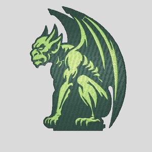 Könnte beinhalten: Grüne Stickerei eines Gargoyles mit Flügeln. Der Gargoyle sitzt auf einem Sockel und hat einen grimmigen Ausdruck.