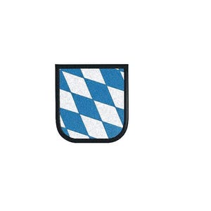 Könnte beinhalten: Ein rechteckiger Aufnäher mit abgerundeten unteren Ecken, der ein blau-weißes Rautenmuster aufweist. Das Design ist von einem dicken, schwarz gestickten Rand umgeben, der einen deutlichen Kontrast zu den sich wiederholenden Rautenformen bildet.
