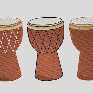 Könnte beinhalten: Drei braune Trommeln mit einem weißen, schwarzen und braunen Design. Die Trommeln sind in einer Reihe von links nach rechts angeordnet.