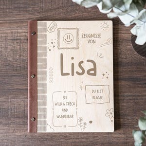 Personalisierte Mappe für Zeugnisse, Urkunden & Zertifikate aus Holz u. veganem Leder | Gravur mit Name | Spruch | Geschenk zur Einschulung