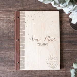 Personalisierte Mappe für Zeugnisse, Urkunden & Zertifikate aus Holz u. veganem Leder | Gravur mit Name | Spruch | Geschenk zur Einschulung