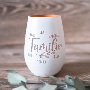 Könnte beinhalten: Weißes Keramik-Weinglas mit Kupferrand. Das Glas trägt das Wort "Familie" in Kursivschrift mit den Namen Paul, Lea, Sabrina, Emil, Daniel und Ella drumherum.