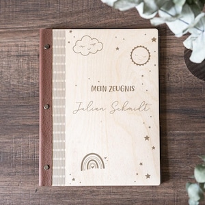 Personalisierte Mappe für Zeugnisse, Urkunden & Zertifikate aus Holz u. veganem Leder | Gravur mit Name | Spruch | Geschenk zur Einschulung
