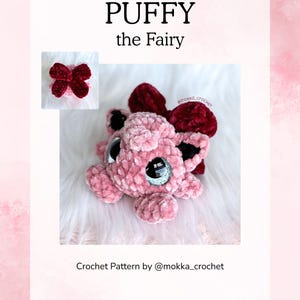 Peut inclure: Une peluche de fée rose au crochet avec de grands yeux scintillants et des accents rouge foncé. Le texte "PUFFY the Fairy" est affiché au-dessus de la peluche. L'image comprend également un petit nœud au crochet et le texte "Crochet Pattern by @mokka_crochet."